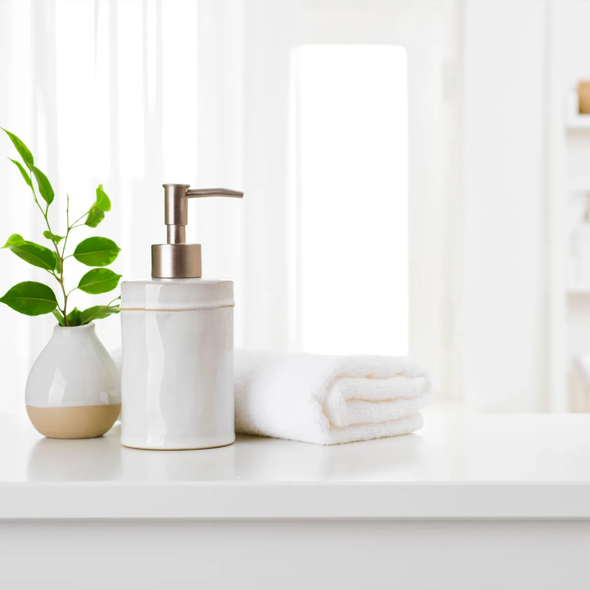 Bagno luminoso con asciugamani e dispenser, uso domestico del dispositivo